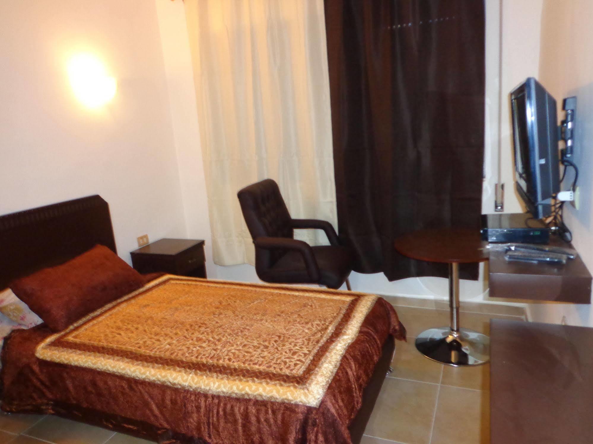 Al Fawanes Hotel Apartments Ammán Kültér fotó